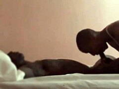 Ebony MILF bemutatja képességeit ebben a forró videóban