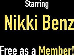 MILF Nikki Benz dráždí v prádle a vystupuje na webkameře