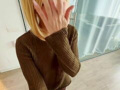Une MILF blonde en collants sollicite du sexe avant son travail