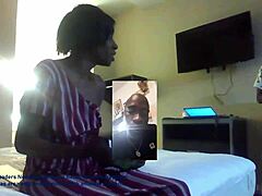 Ebony milf di Texas membagikan vaginanya yang amatir dalam video buatan sendiri