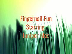 Juniper Maes explorează senzual jocul cu unghiile și tehnicile de degete