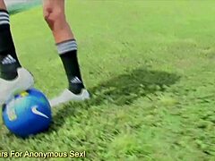 ג'יג'י סוויט, יופי של כדורגל, מקפיצה את התחת הגדול והכהה שלה על זין מוצק