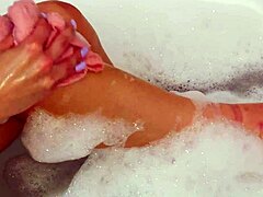Prachtige blondine laat onberispelijke lichaamsbouw zien tijdens het ontspannen in bad