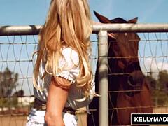 Kelly Madisons ratsastaa villisti suurilla luonnollisilla rinnoillaan ja milf-rakkaudellaan