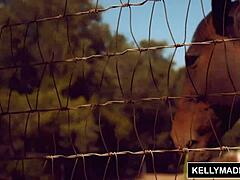 Кели Медисонс ужива у дивљој вожњи са својим великим природним грудима и МИЛФ-ом