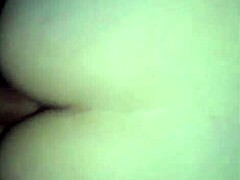 Amatérska manželka prehltne sperma v domácom cuckold creampie videu