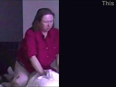 Amatőr feleség rejtett kamera előtt maszturbál és játszik a melleivel