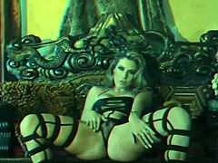 Kayla Paiges의 감각적인 솔로 쇼케이스, 그녀의 큰 자연 가슴과 엉덩이