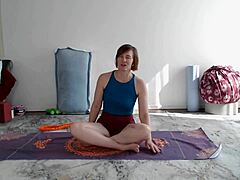 ¡Lección de yoga de Aurora Willows para fans maduros con adoración de culo!
