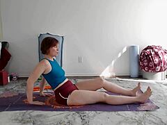 Lekcja jogi Aurory Willows dla dojrzałych fanów z oddawaniem czci tyłkowi