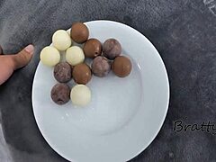 Uwodzenie pokryte czekoladą: umiejętności oralne dojrzałej kobiety