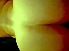 Femme mature à la silhouette voluptueuse apprécie par derrière avec un plug anal, se faisant plaisir jusqu'à l'orgasme