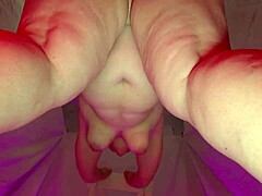 Ibu berlekuk mendapatkan pantat besarnya dientot dalam video panas