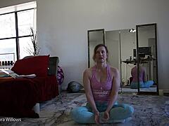 Linda milf muestra su cuerpo sin pelo durante la clase de yoga