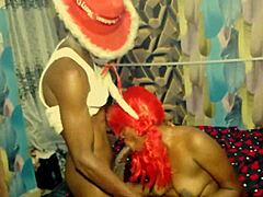 Une mère africaine se déshabille et reçoit une fellation profonde d'une strip-teaseuse ébène