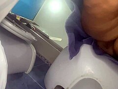 Fundul unei mame mature văzut într-un videoclip de casă cu fustă