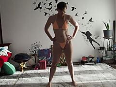 Aurora Willows montre ses courbes en bikini pendant une séance de yoga