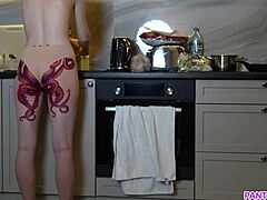 Seorang ibu rumah tangga dewasa bertato menggoda memasak makan malam di pantatnya
