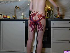 Зрела МИЛФ са тетоважом на гузици заводљиво кува вечеру