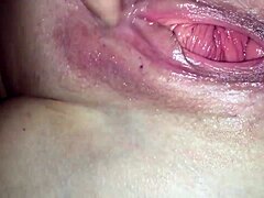 Amatérska MILFka dostáva striekajúci orgazmus v domácom videu