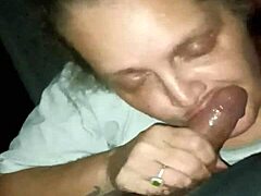 Moden kvinde giver et sjusket blowjob og sluger sæd