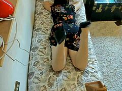 Italienische Mutter zeigt ihre entzückenden Füße und ihren Arsch in 4K