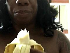 Una sensuale MILF si concede una profonda gola profonda con una banana