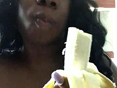 Una sensuale MILF si concede una profonda gola profonda con una banana