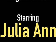 Julia Anns sensuella strumpbyxor onani med explicita instruktioner