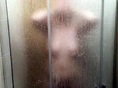 Piilotettu kamera kaappaa milfs Kuuma suihku istunto