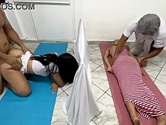 Vreemdgaande man kijkt toe terwijl masseuse zijn vrouw pleziert
