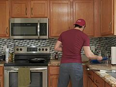 زوجة لاتينية حسي تشارك في النشاط الجنسي ومساعدة زوجها في المطبخ