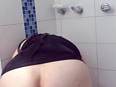 Le toilettage intime de la belle-mère capturé dans une vidéo virale, révélant son côté risqué