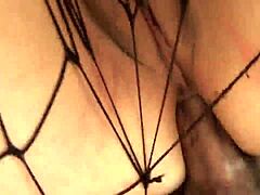 En kurvig, tatuerad mogen kvinna utforskar anal njutning utomhus