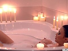 Jasmine Jaes sensuella badstund: En mogen MILFs intima självnjutningssession