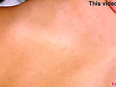 Zralá brunetka dává svůdnou POV masáž