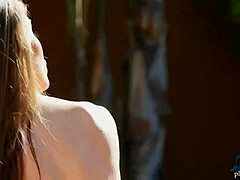 Zralá milfka Melissa Loris smyslně svléká venkovní spodní prádlo a ukazuje svůj orgasmus
