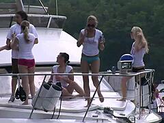 מפגש חסר עכבות של נשים בוגרות על סירת בית באגם באוזרק