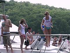 Encontro desinibido de mulheres maduras em um barco doméstico no lago em Ozarks
