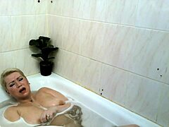 Beleza russa madura desfruta de um banho solo e atinge o êxtase
