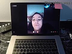 Eine reife spanische Pornodarstellerin verwöhnt ihren Webcam-Bewunderer in einer heißen Session