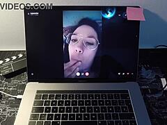Eine reife spanische Pornodarstellerin verwöhnt ihren Webcam-Bewunderer in einer heißen Session
