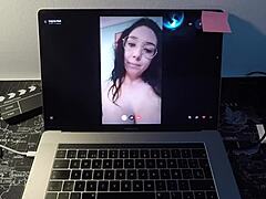 Uma estrela pornô espanhola madura dá prazer ao seu admirador na webcam em uma sessão quente