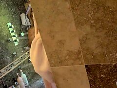 Зрялата милф Вики Вет се почиства след разхвърляна сперма в банята