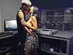 DJ iz Freedoma odnese mrtvo Kelo nazaj v kabino in ima spolne odnose z njo