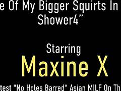 الأم الآسيوية ماكسين إكس تستمتع بنفسها باستخدام دسار في الحمام.