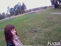 Amateur tienermeisje wordt opgehaald en geneukt op webcam