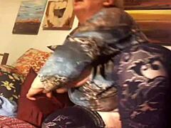 Smyslná starší žena si užívá a ukazuje svůj derriere na webové kameře