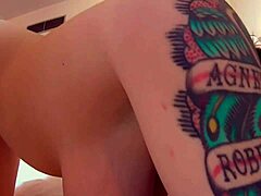 Итальянская милфа Кейт Кэш демонстрирует свои татуированные активы