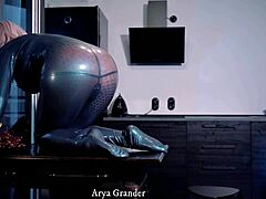 Séductrice mature en tenue affriolante se livrant à des taquineries ludiques - Arya Grander